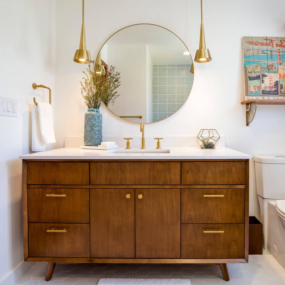 Baño Chic con Muebles de Madera y Elegancia Minimalista