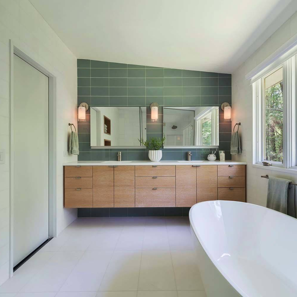 Baño Moderno con Azulejos Oscuros y Efecto Natural