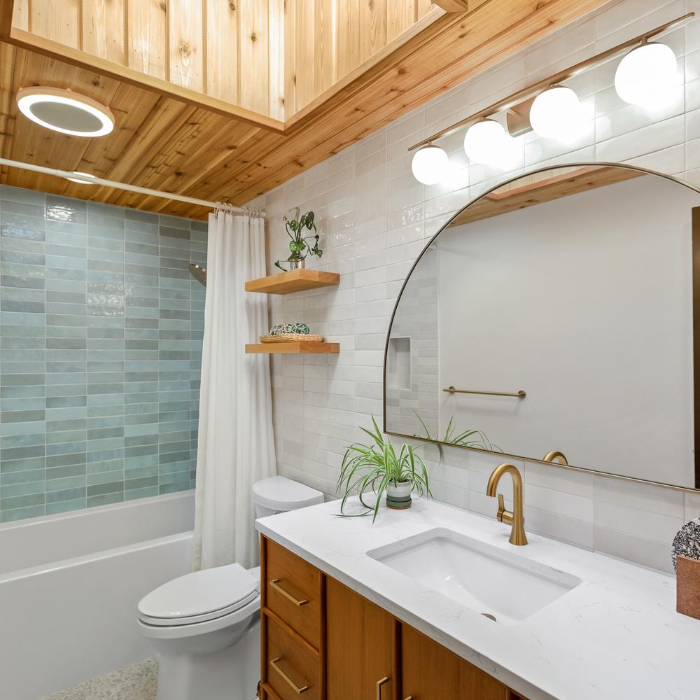 Baño Moderno con Elementos Orgánicos y Texturas Variadas