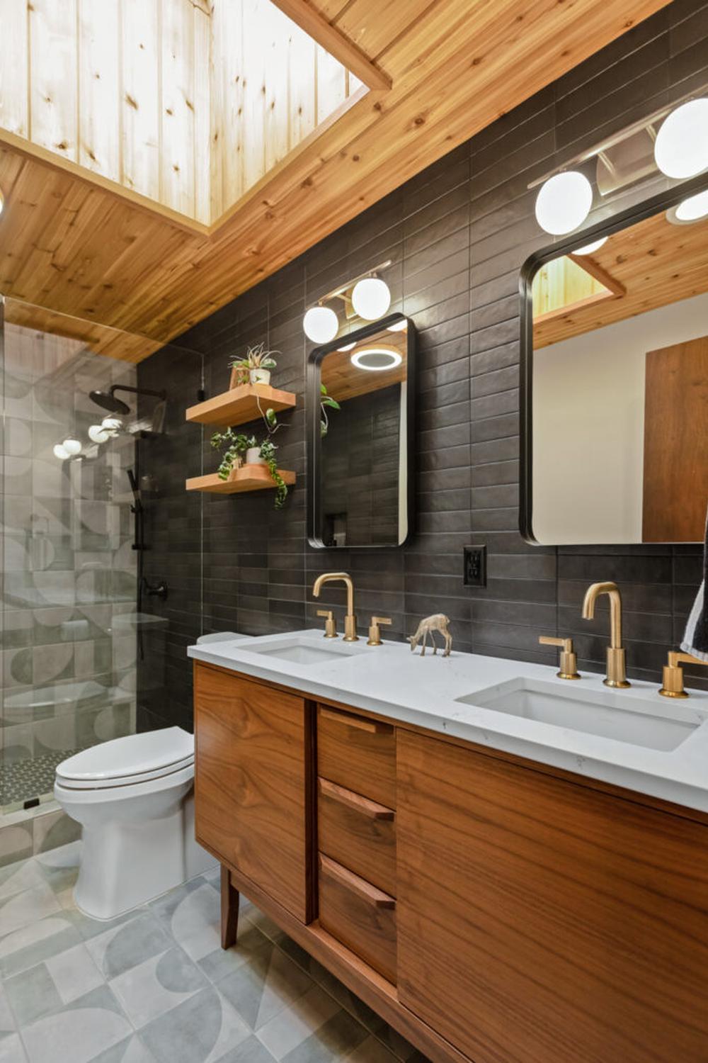 Baño Con Estilo Simple y Elegancia Moderada