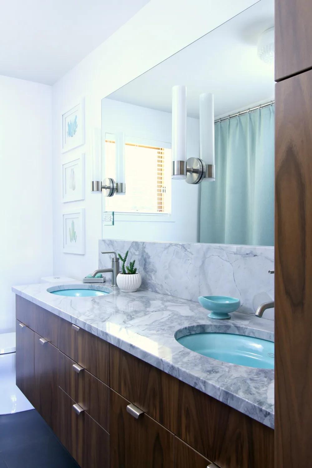 Baño Elegante y Moderno con Toques de Color