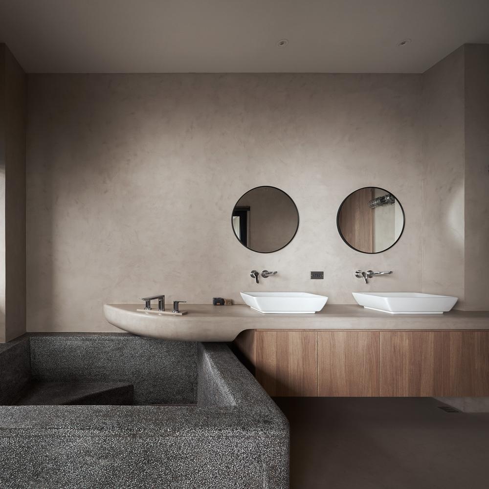 Baño minimalista en cálidos tonos beiges