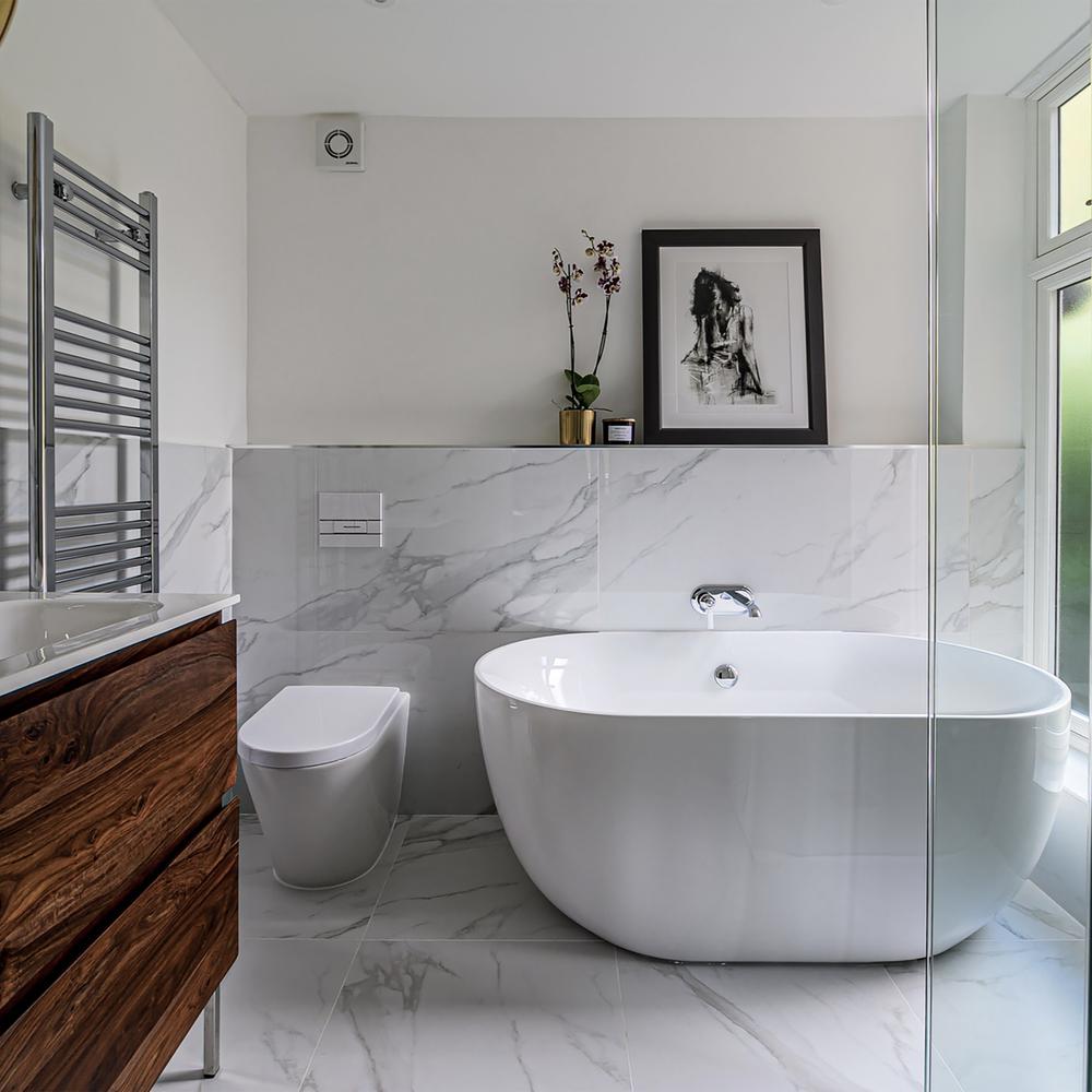 Baño minimalista y elegante con mármol