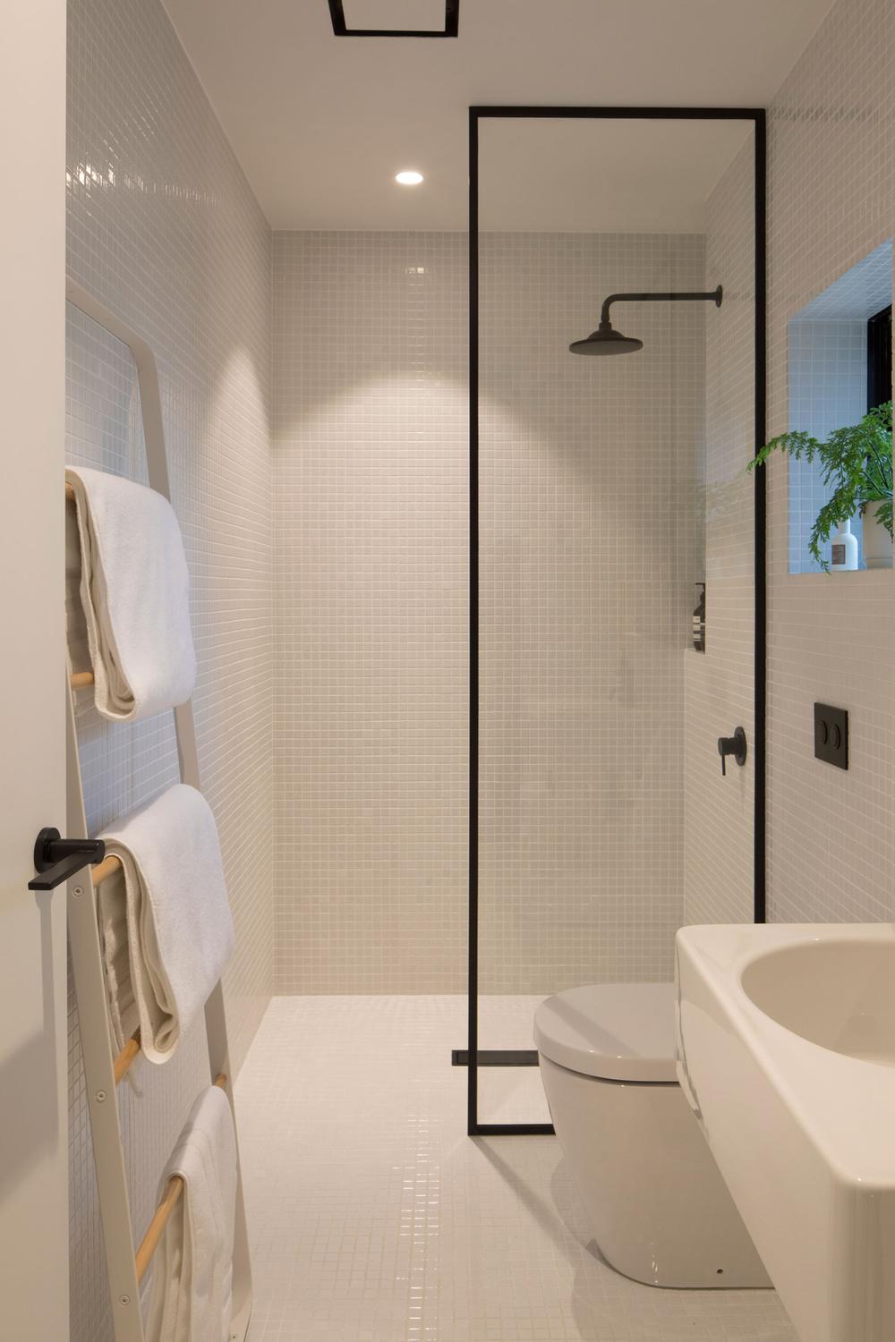 Baño minimalista en blanco y gris neutro