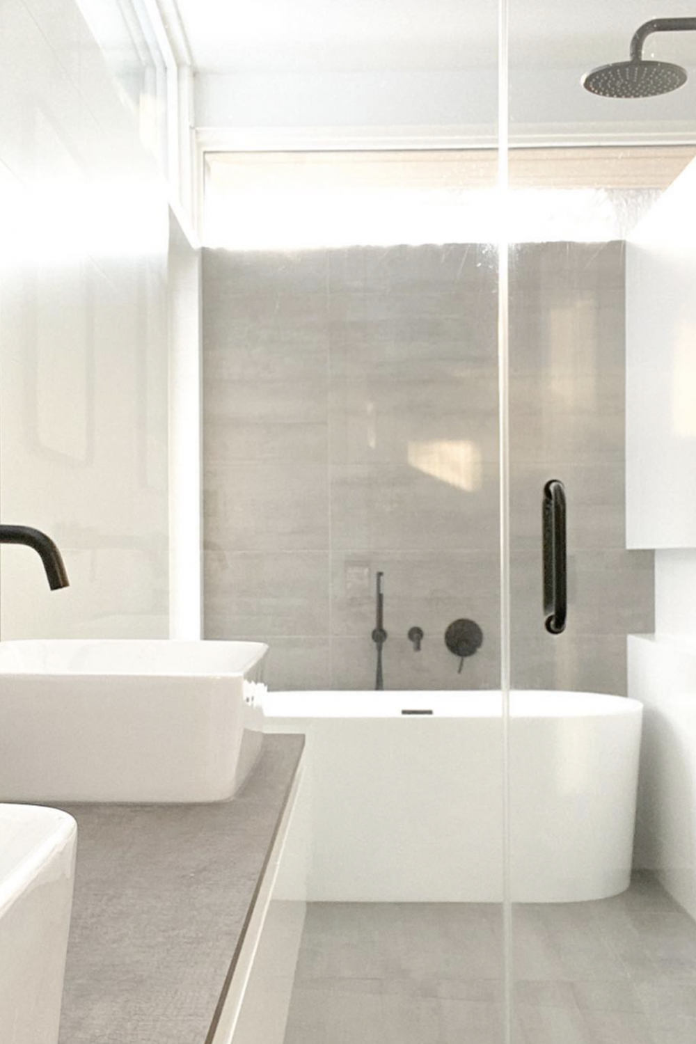 Baño minimalista contemporáneo que abraza la naturaleza