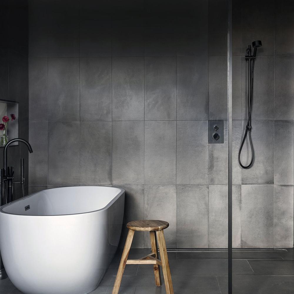 Baño con detalles en blanco y gris