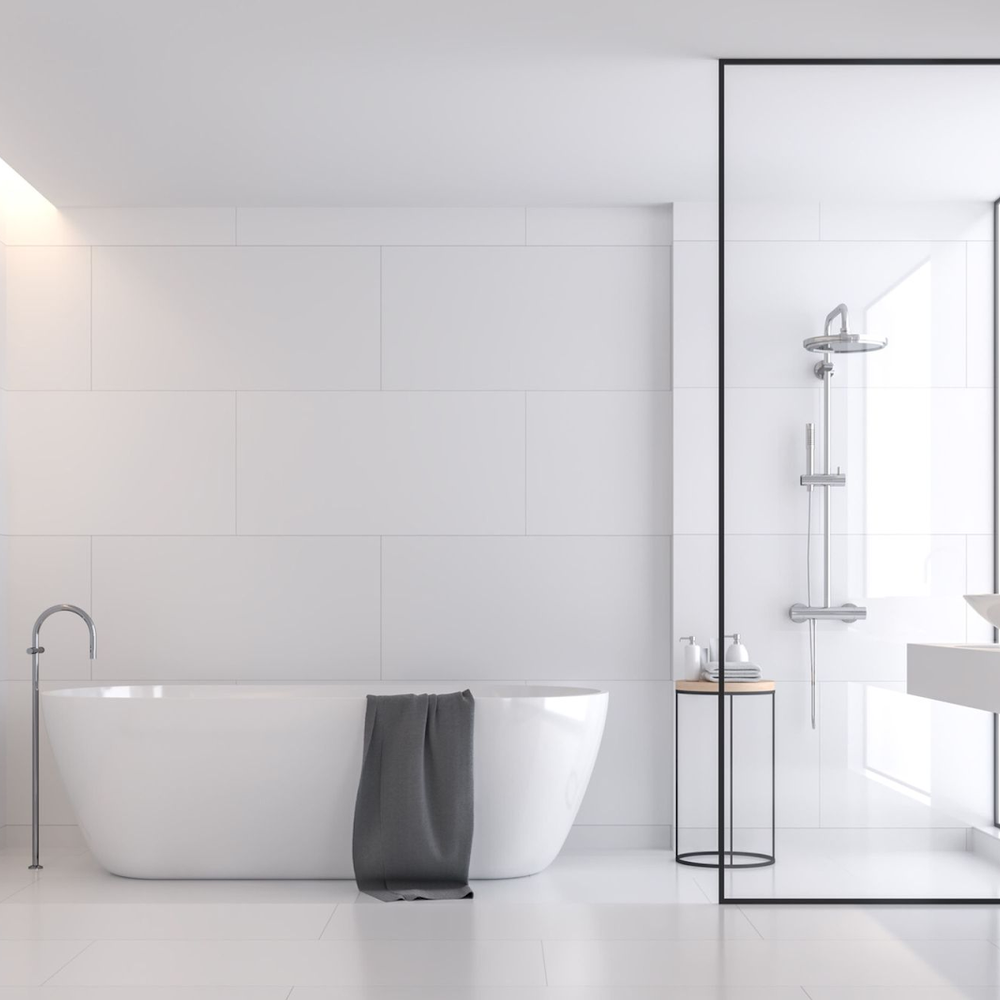 Baño minimalista pulido y ordenado