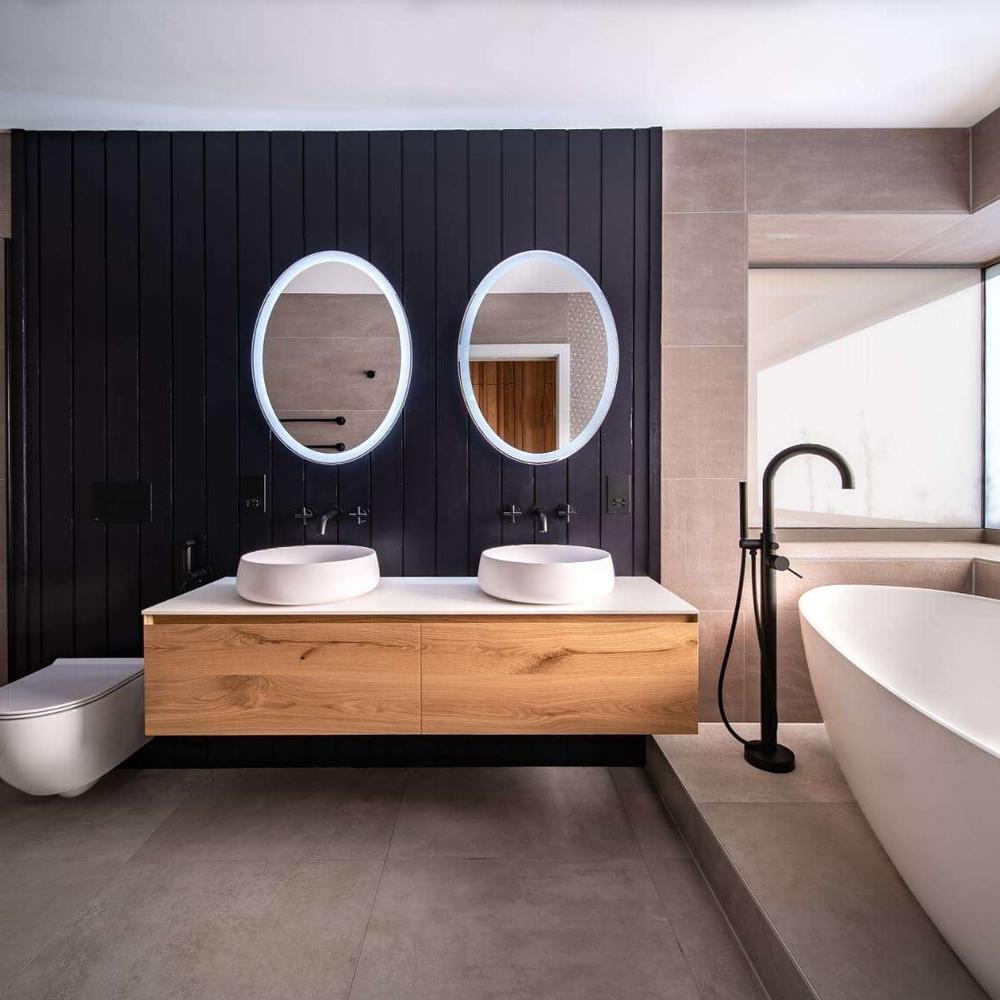 Baño chic de madera y detalles suaves