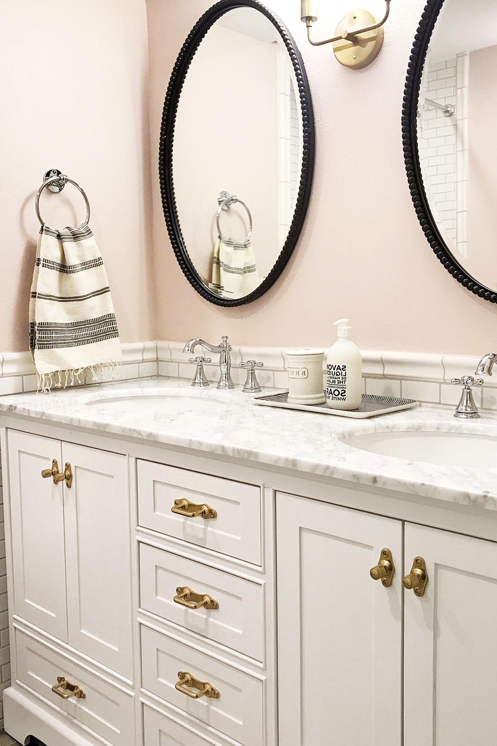 Baño moderno con unidad de lavabo blanca y grifería mixta.