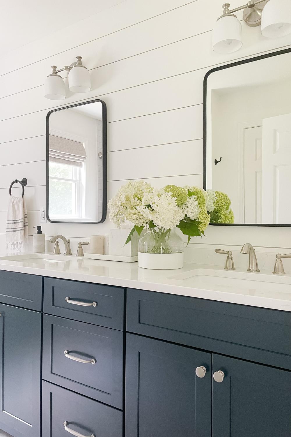 Baño moderno con diseño de metales mezclados y un atractivo minimalista.
