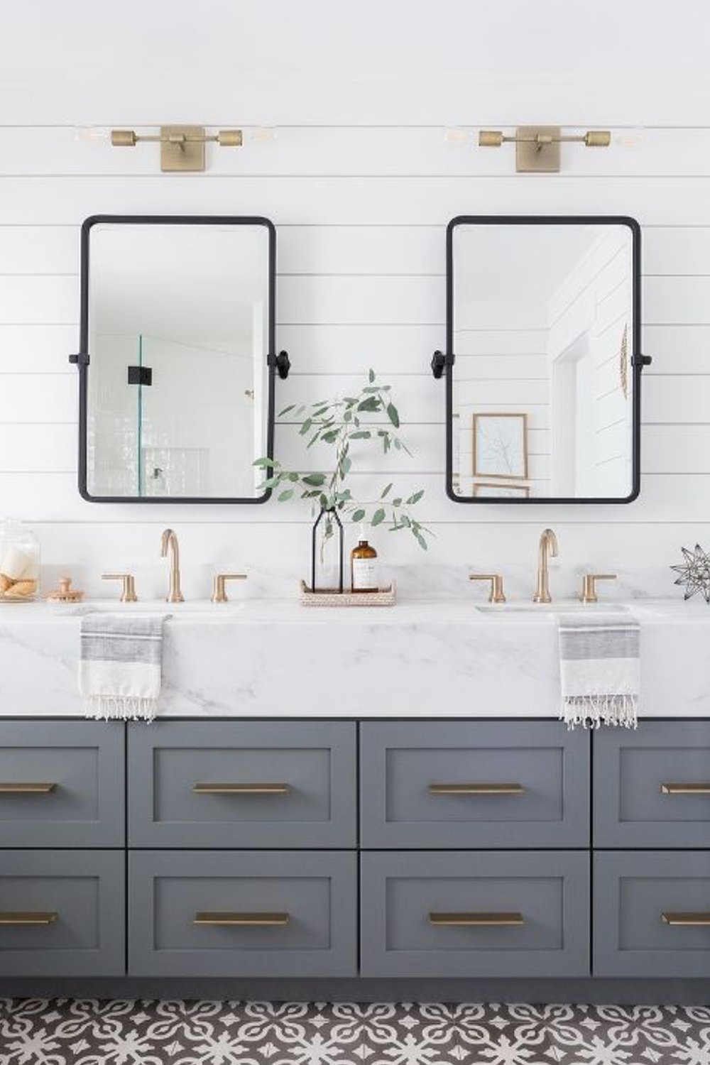 Diseño de baño elegante con metales mixtos en una paleta de colores suave.
