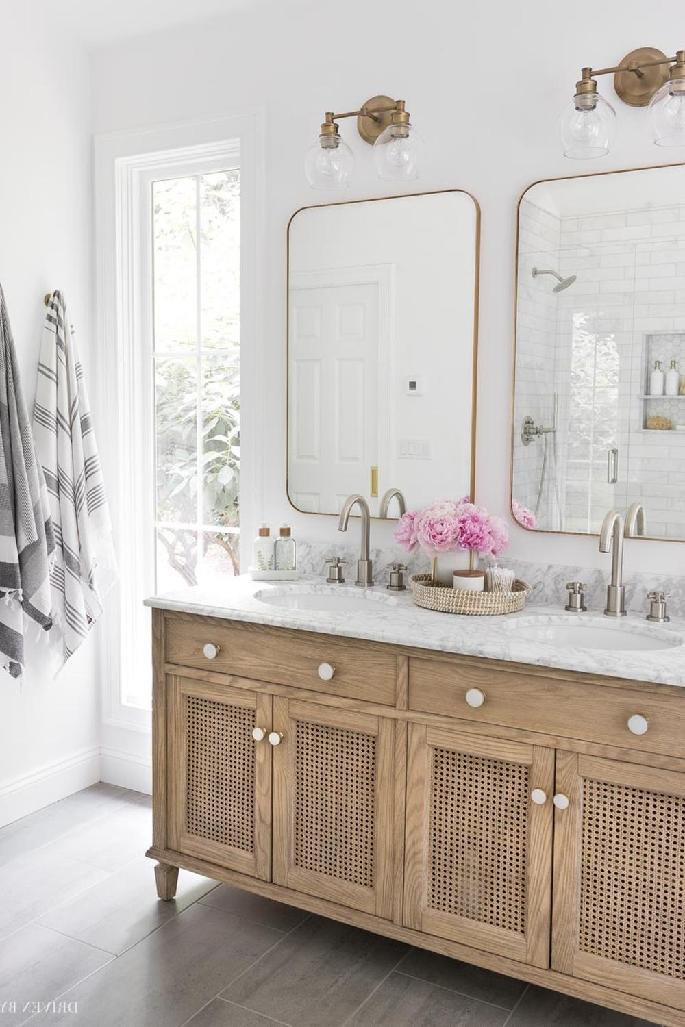 Baño elegante que enfatiza la mezcla de metales y detalles refinados.