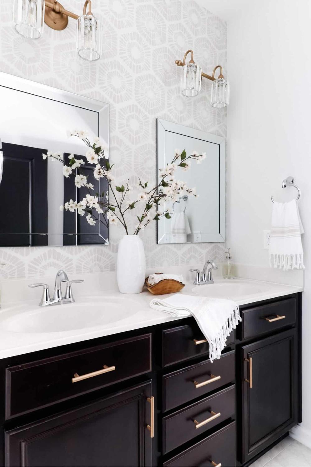 Baño estilizado que utiliza metales elegantes en su diseño.
