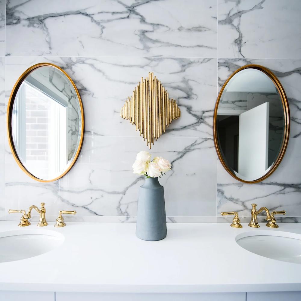 Baño moderno que resalta el encanto del uso de metales mixtos.