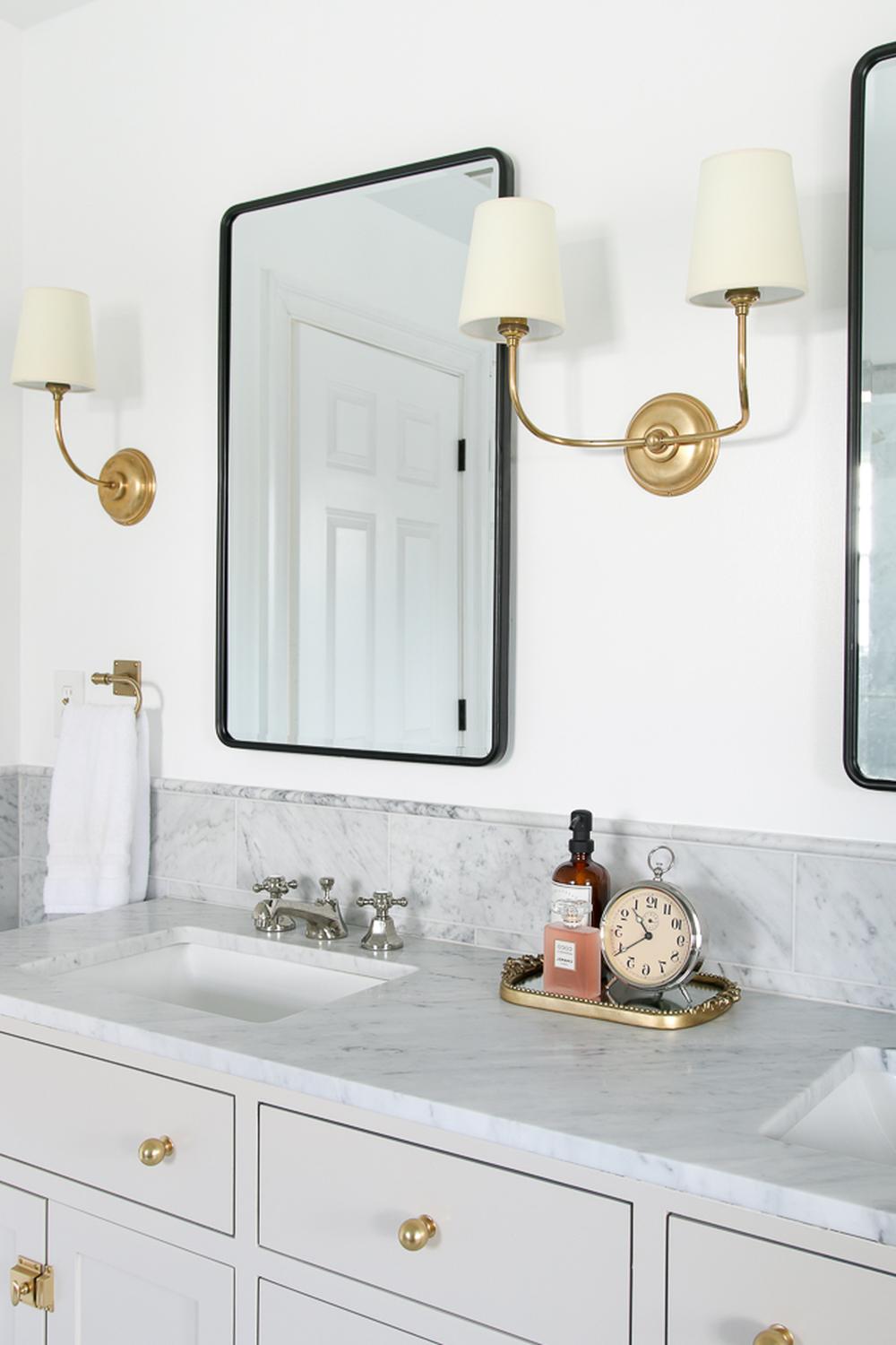 Baño con diseño elegante que destaca la mezcla de metales.