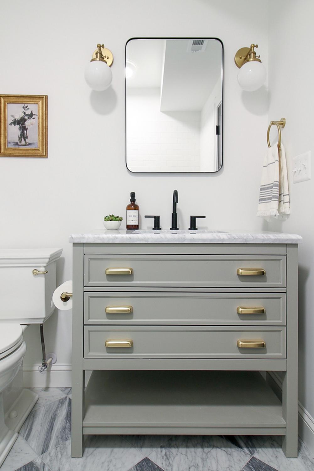 Baño funcional que enfatiza el uso de detalles de metales mixtos.
