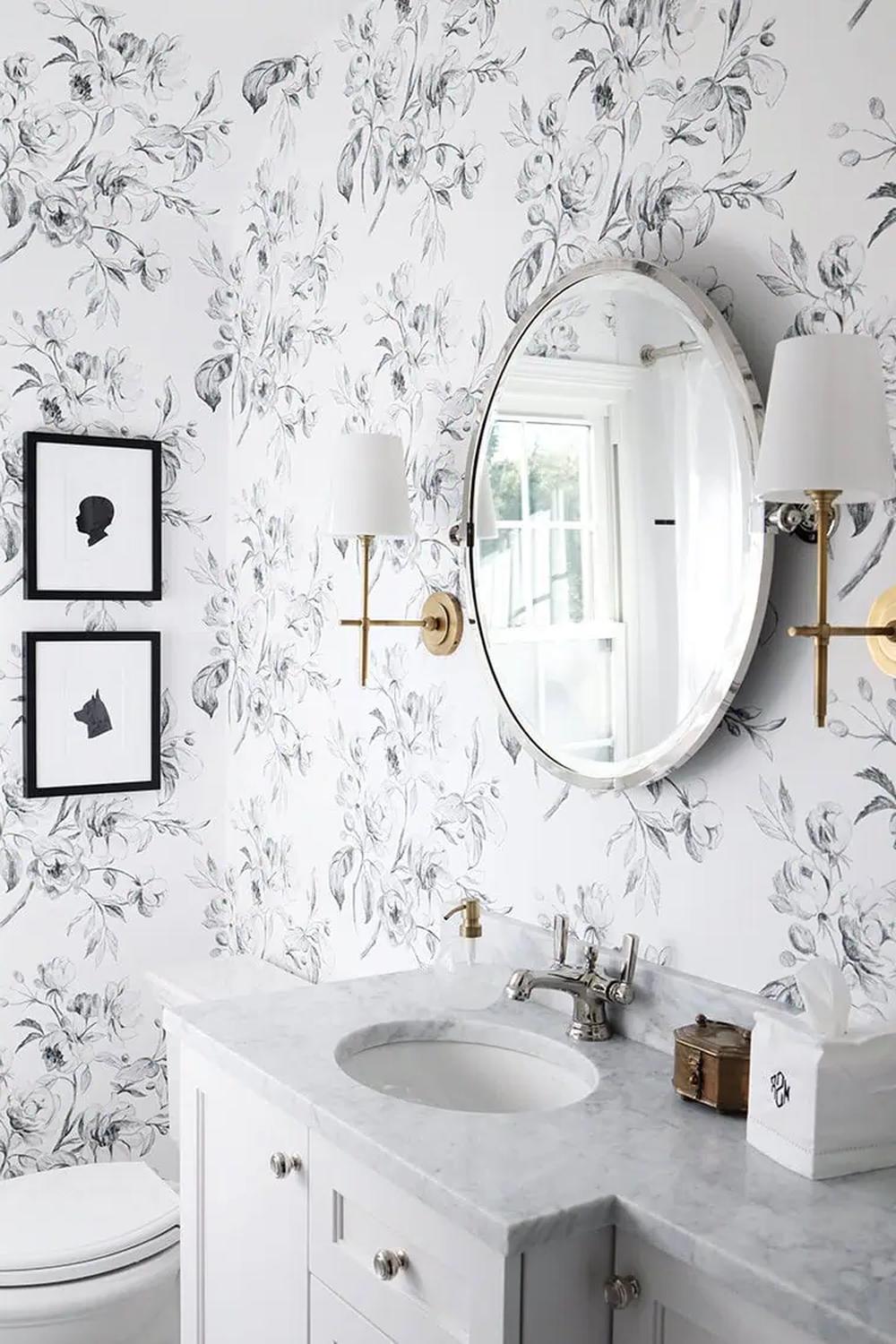 Baño contemporáneo que se centra en elementos de metales mixtos.