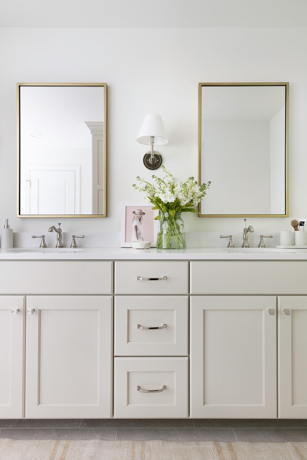 Baño moderno con mezcla de metales elegantes y un enfoque minimalista.