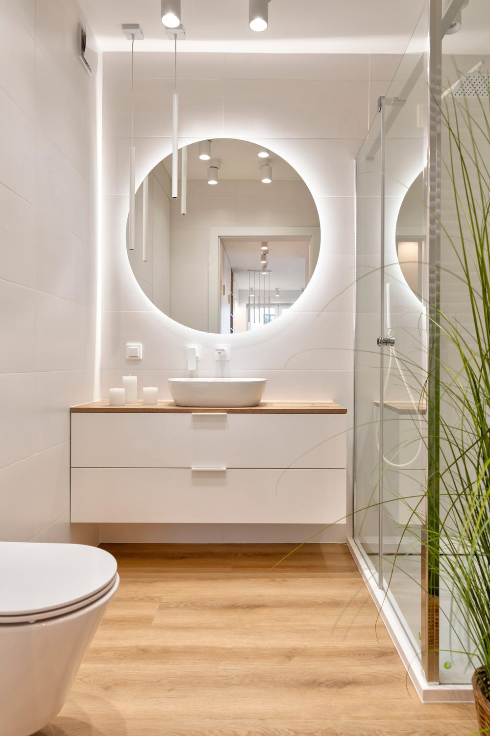 Baño bien iluminado con líneas modernas