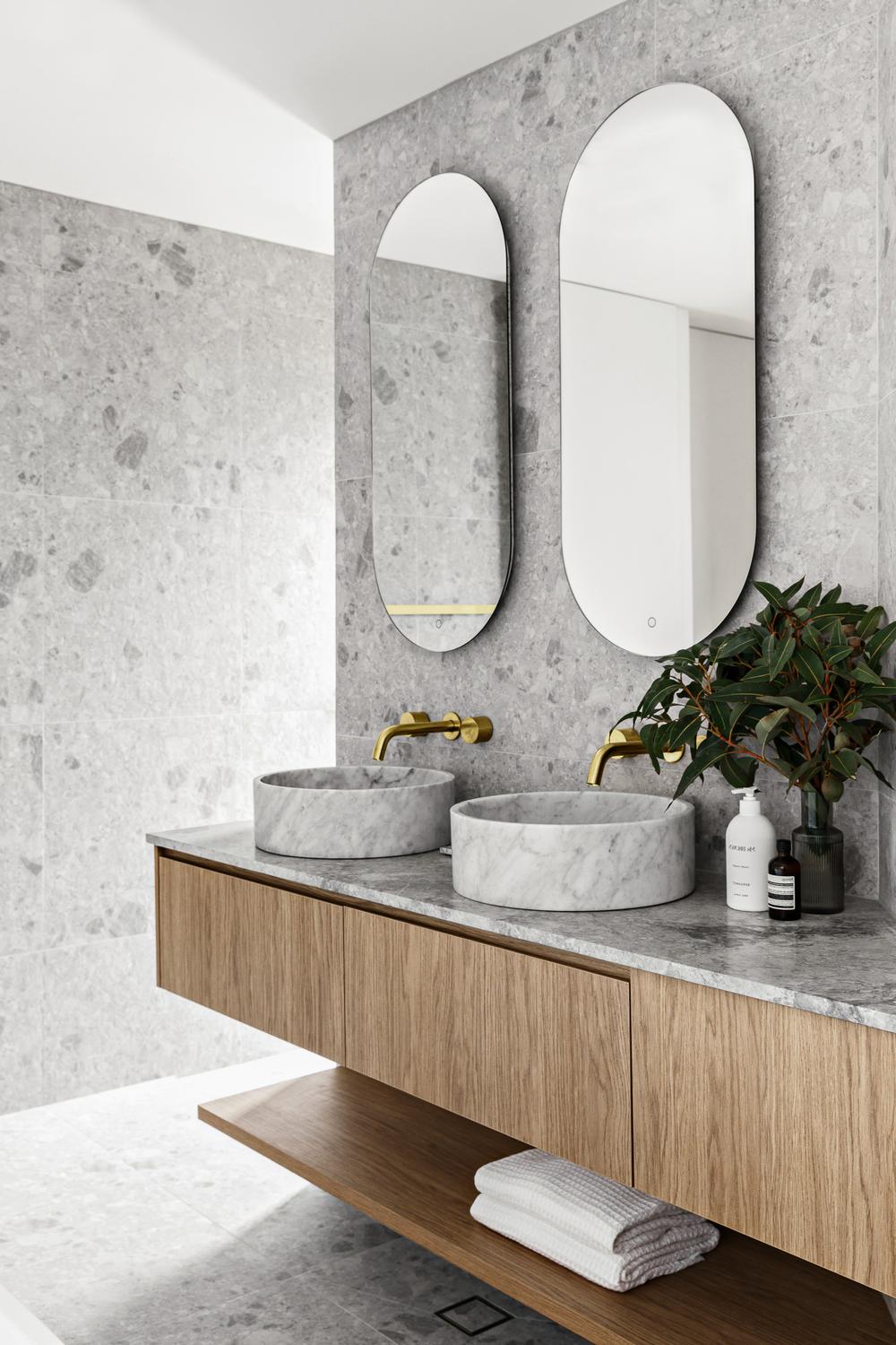 Un baño con acabados de lujo y sencillez