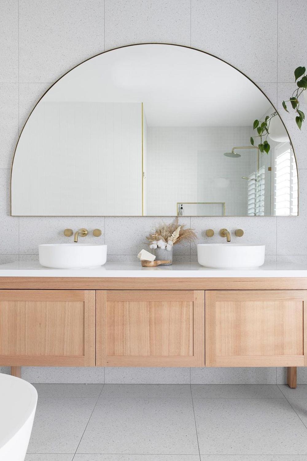 Baño costero limpio y minimalista