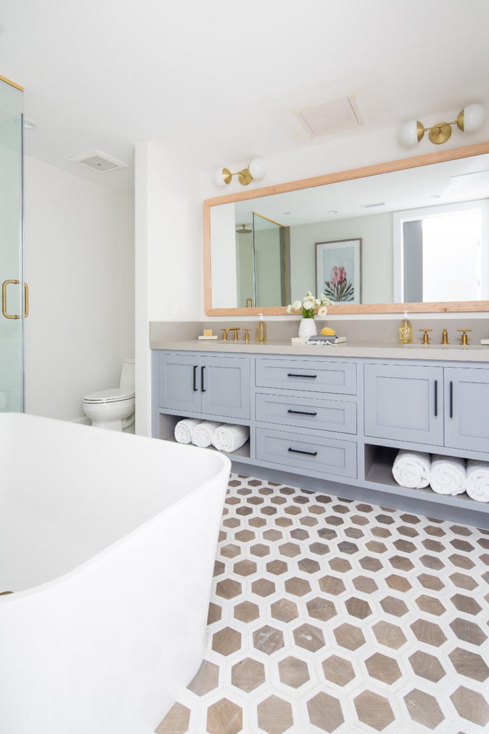 Baño costero ligero y aireado