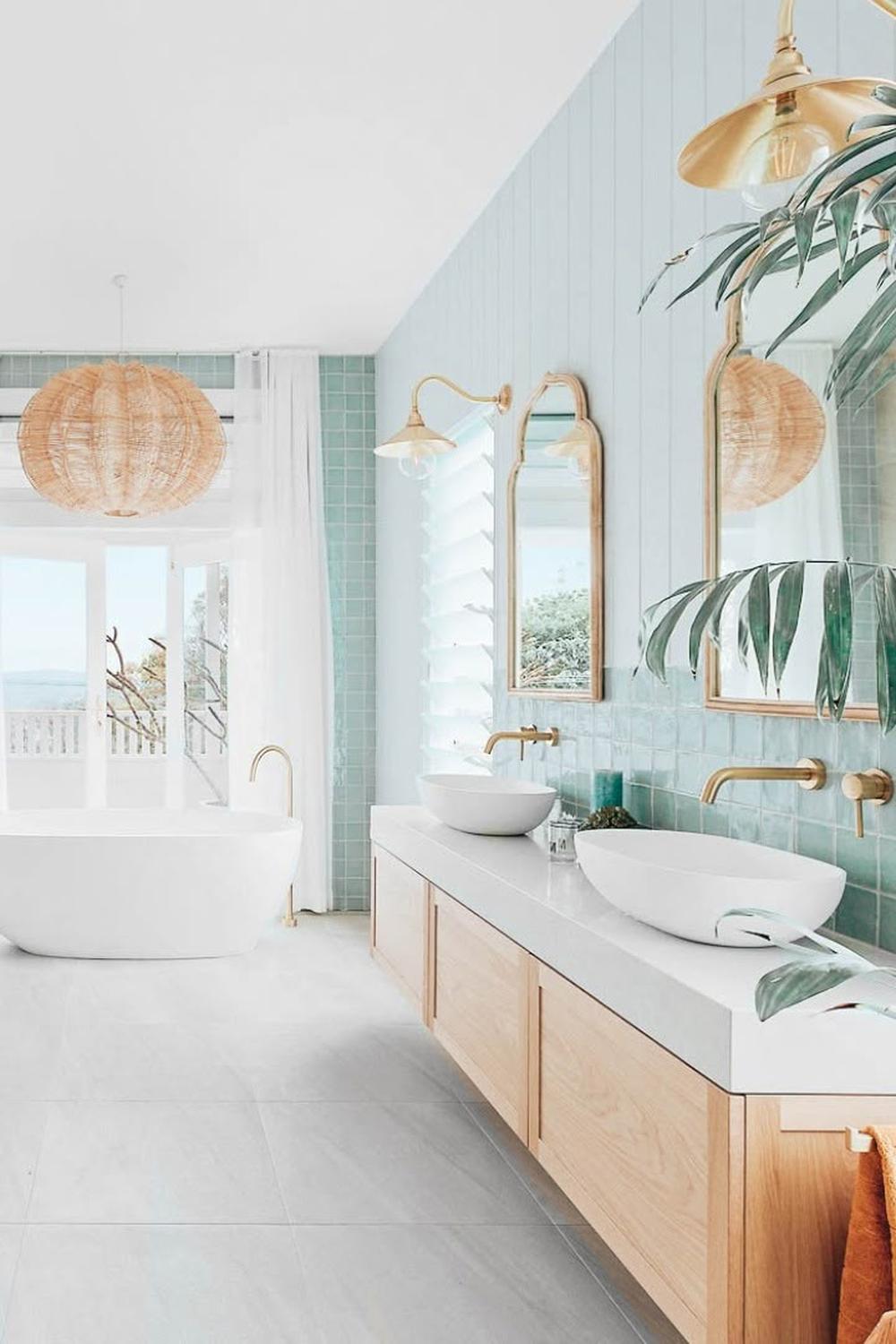 Baño costero con armónicos tonos azules