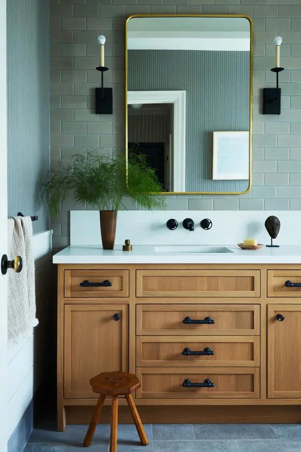 Baño costero acogedor con madera natural