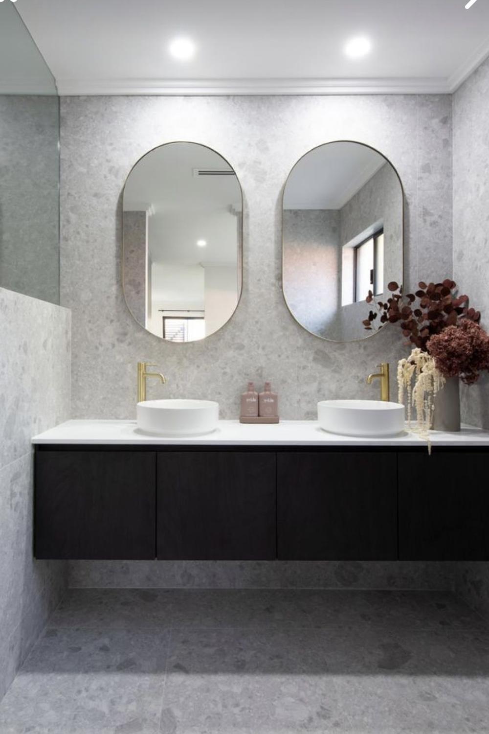 Baño moderno costero con líneas suaves