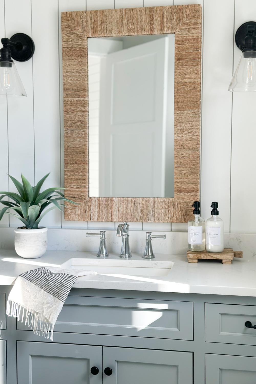 Baño costero sereno y armónico