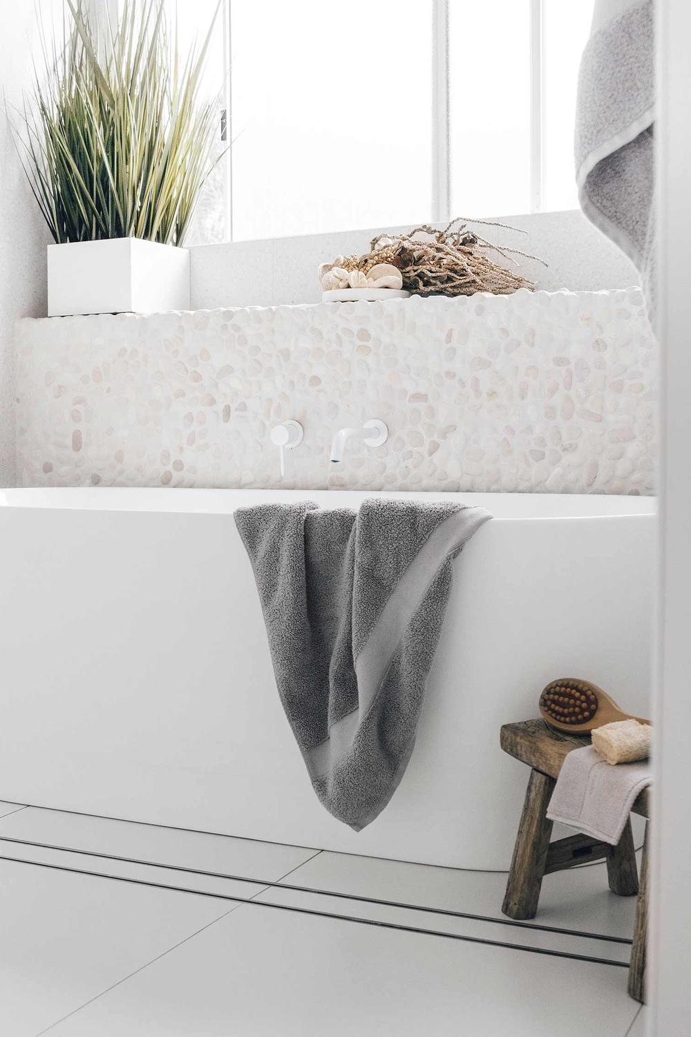 Baño costero contemporáneo en tonos suaves