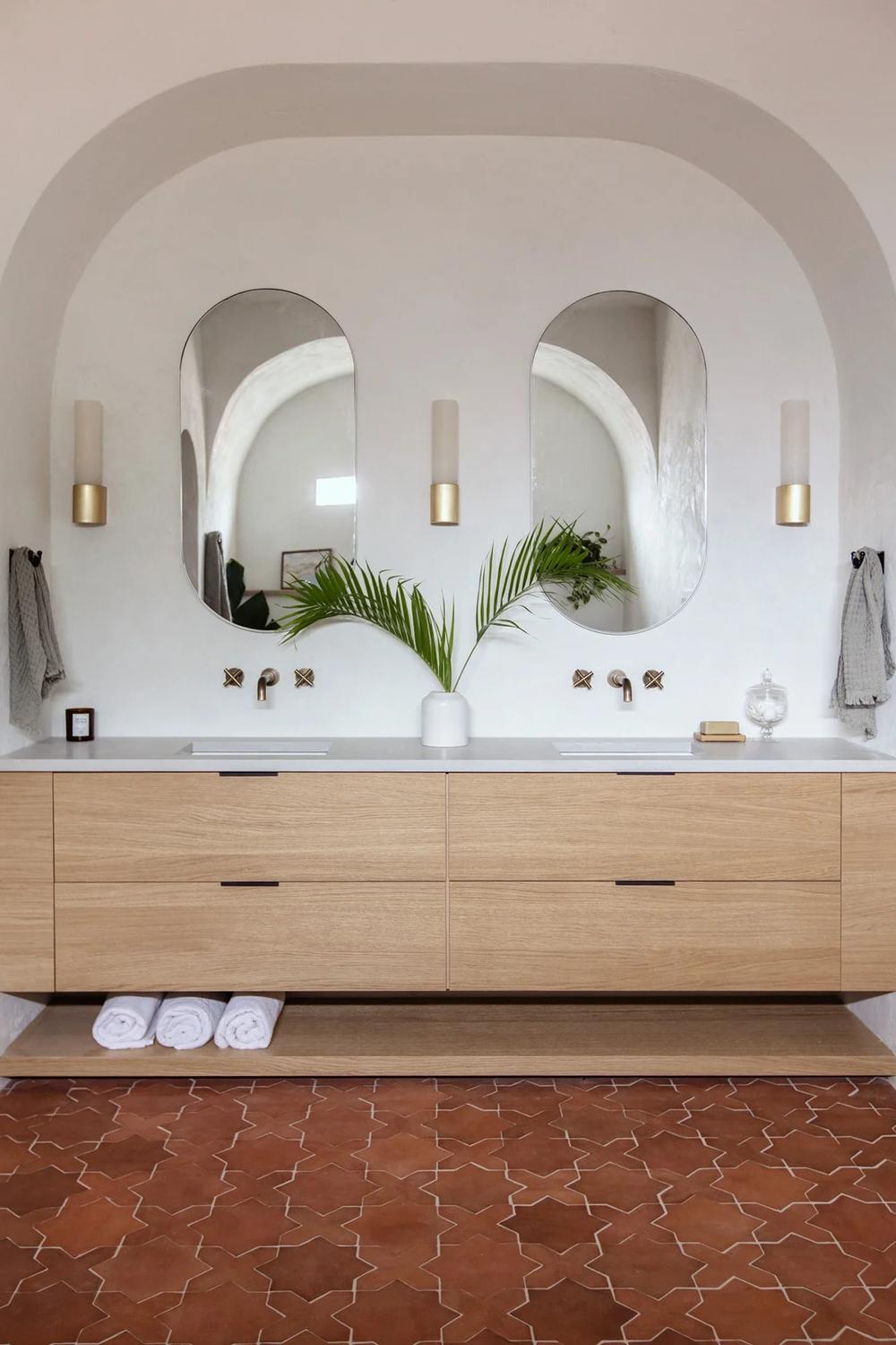 Mediterranean bathroom harmonizing textures with warm hues.