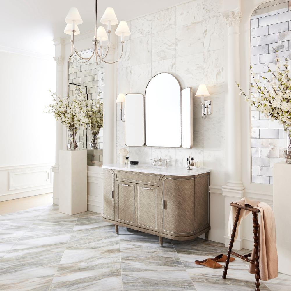 Baño elegante con acabados en mármol y diseño contemporáneo