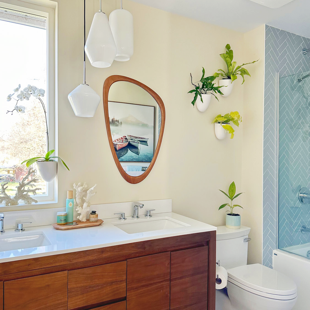 Baño zen con bañera de madera y detalles en piedra