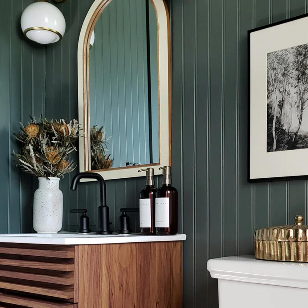 Bathroom design with organic touches and deep colors