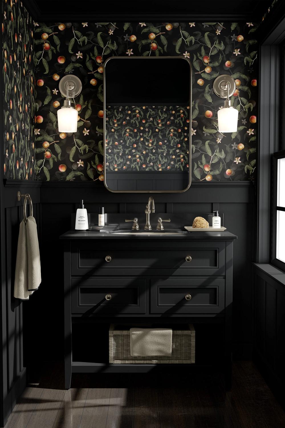 Papel pintado oscuro con motivos botánicos vibrantes en un baño moderno y elegante
