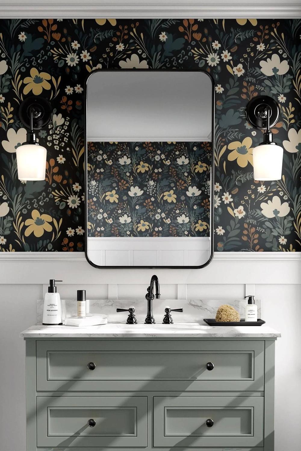 Baño con papel pintado floral oscuro vibrante sobre fondo azul y verde