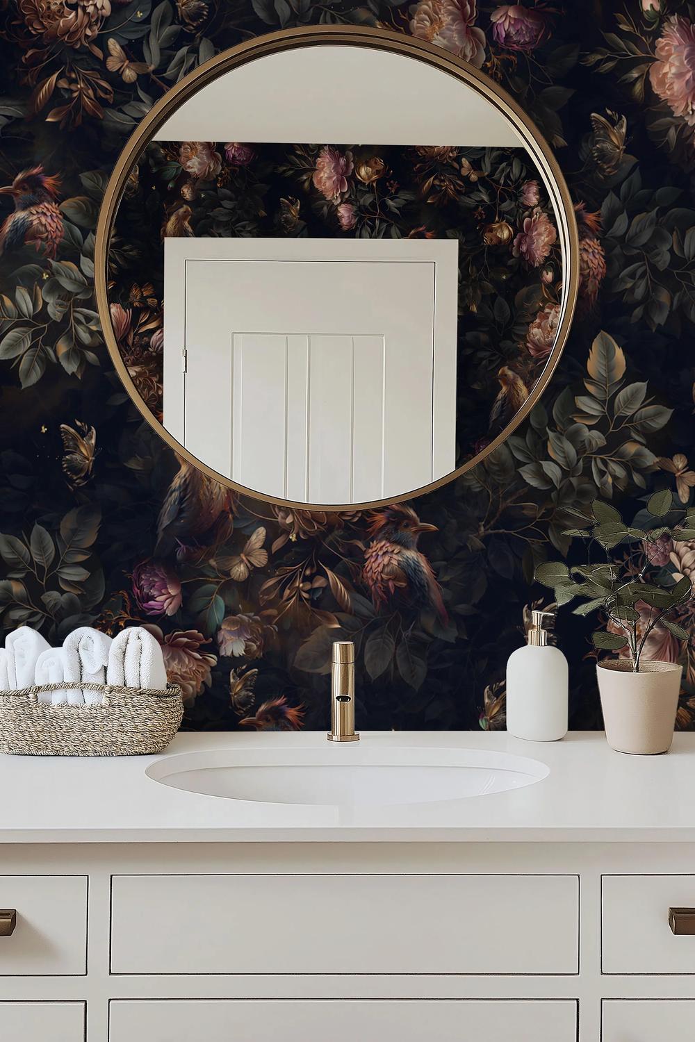 Baño contemporáneo con papel pintado vibrante y diseño elegante