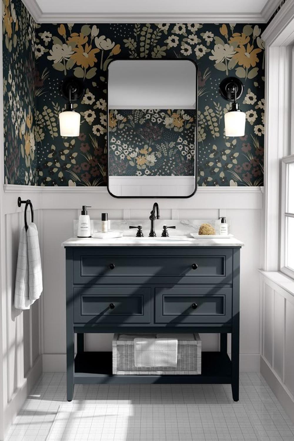 Baño acogedor clásico con papel pintado floral en tonos cálidos