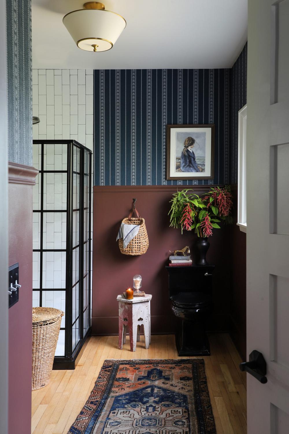 Baño contemporáneo pequeño con papel pintado azul y toques vintage
