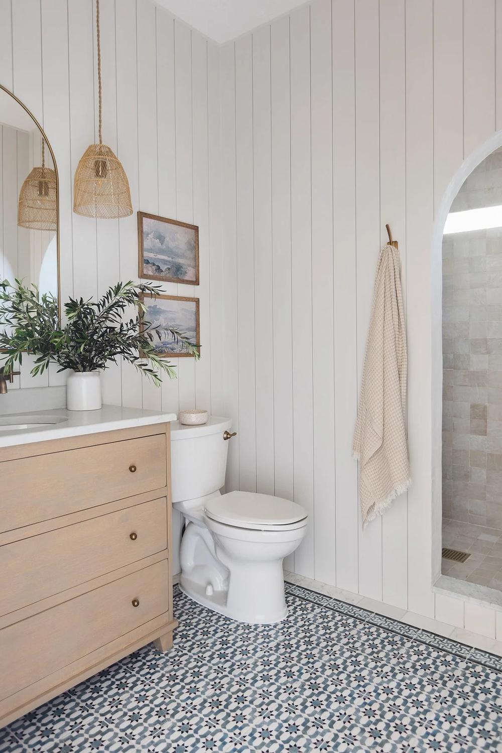 Baño marroquí con azulejos azules y paneles de madera