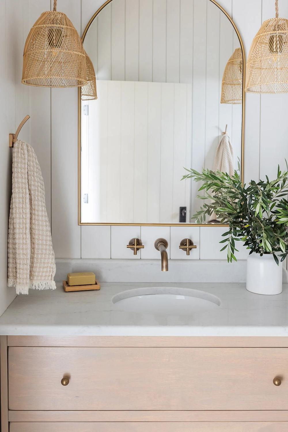 Baño marroquí moderno con toques naturales