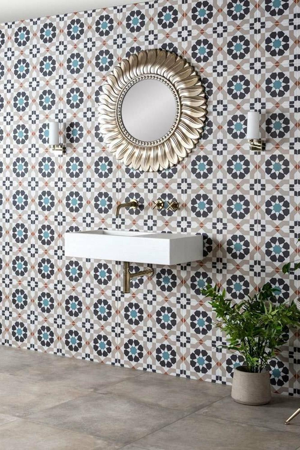 Baño marroquí con mosaicos florales y lavabo moderno