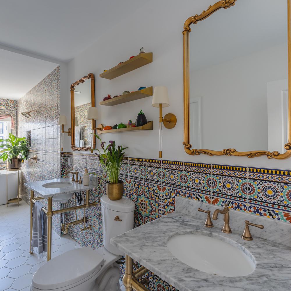 Baño marroquí con trabajos de cerámica vibrante