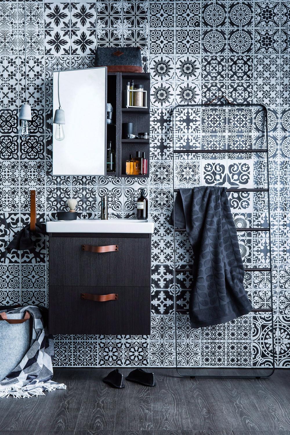 Baño marroquí con azulejos en blanco y negro