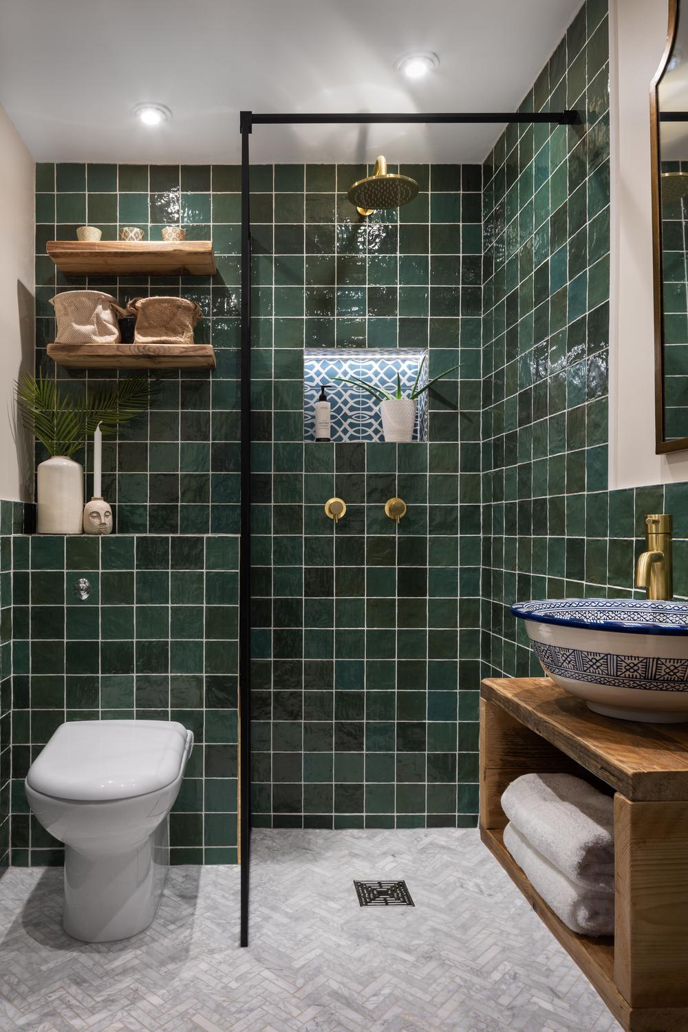 Baño marroquí con azulejos verdes en forma de espiga