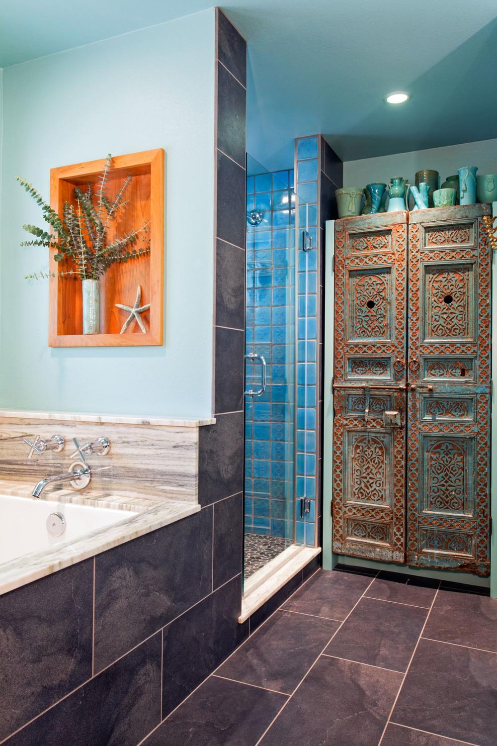 Baño marroquí con detalles exquisitos y cálidos