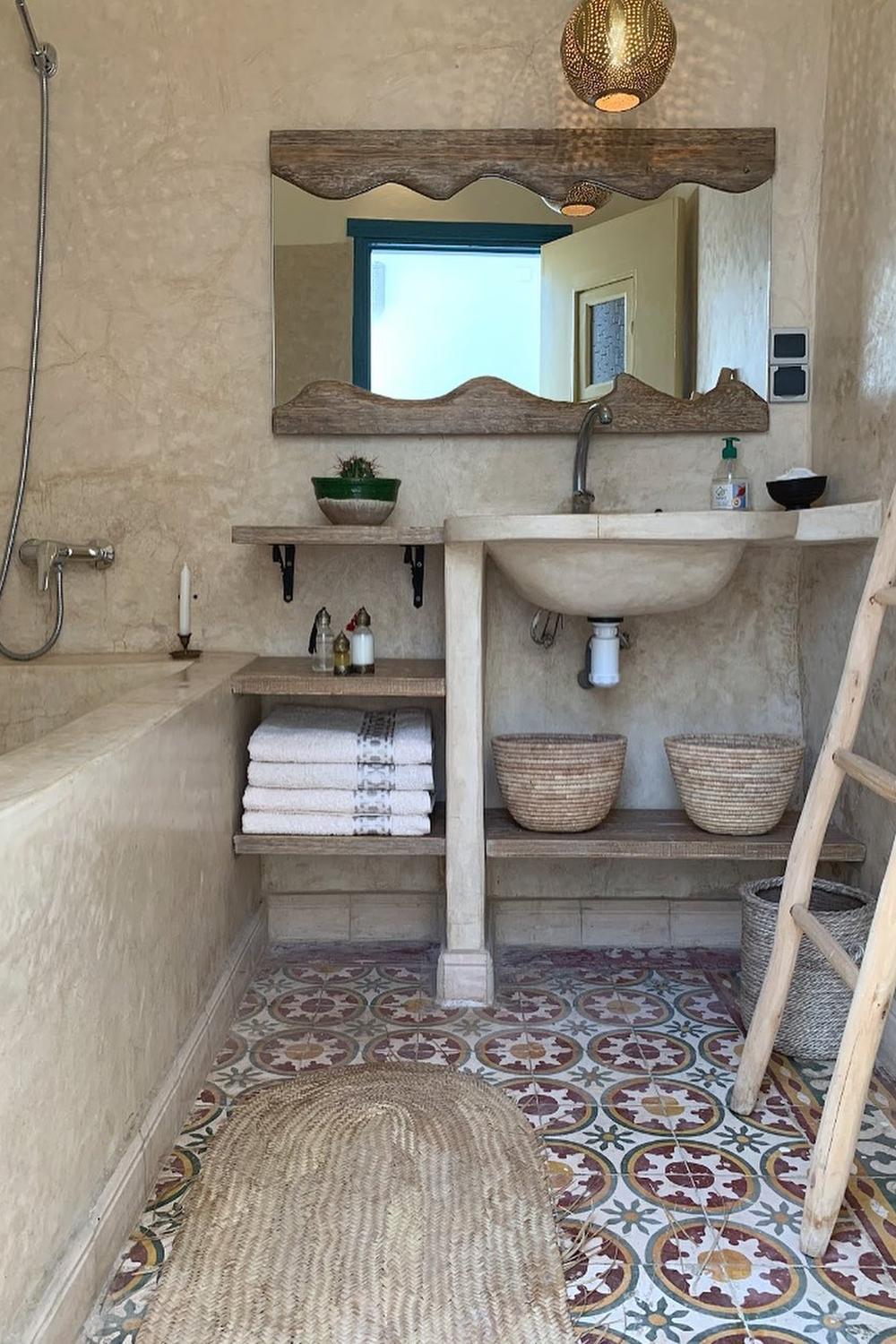 Baño marroquí texturizado con estilo personalizado