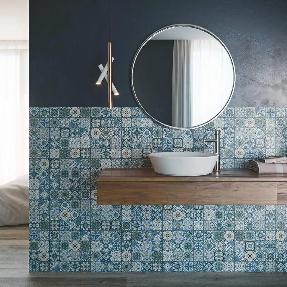 Baño con mosaico colorido y moderno