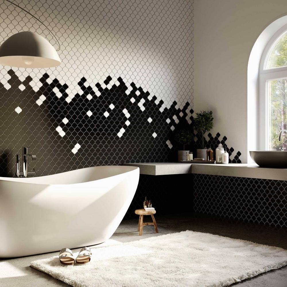 Baño moderno con mosaico blanco y negro